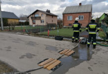 Po roztopach śniegu strażacy usuwają wodę z zalanych posesji