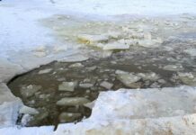 Pod kierowcą skutera śnieżnego załamał się lód