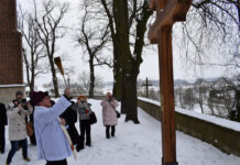 Przed katedrą w Sandomierzu stanął krzyż karawaka, zwany również krzyżem morowym