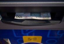 Przywłaszczył znaleziony portfel, w bankomacie próbował wybrać gotówkę