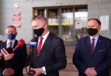 Briefing prasowy wojewody świętokrzyskiego na temat szczepienia nauczycieli oraz sytuacji Szkoły Podstawowej nr 2 w Sandomierzu