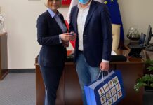 Przekazanie pulsoksymetrów dla gminy Obrazów