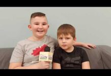 Młodsi i starsi panowie o kobietach.