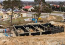 Rudnik nad Sanem. Mury pną się do góry…!